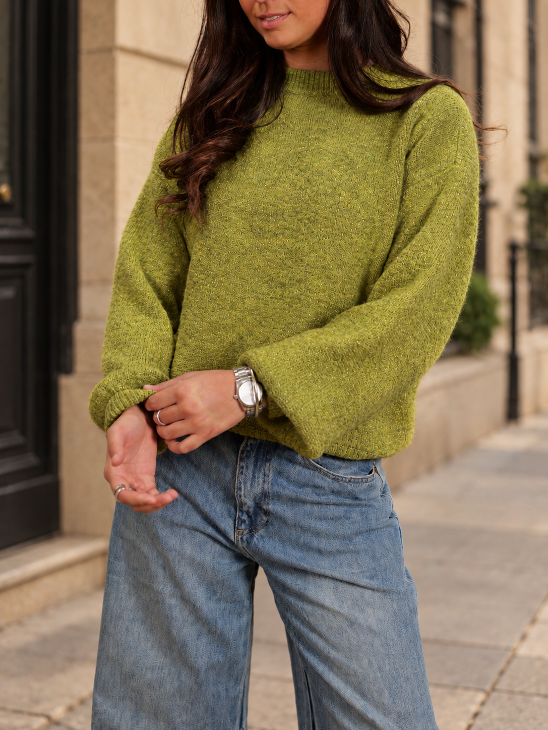 Portrait_urbain_en_pull_vert_olive.png